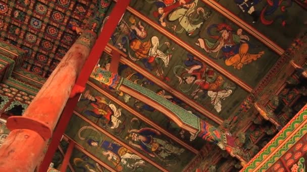 View to the ceiling decoration in the Buddhist temple in Haeinsa monastery, Haeinsa, Korea. — Stock Video