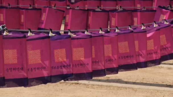 Vista para a decoração de lanternas coloridas no templo Haeinsa em Haeinsa, Coréia . — Vídeo de Stock