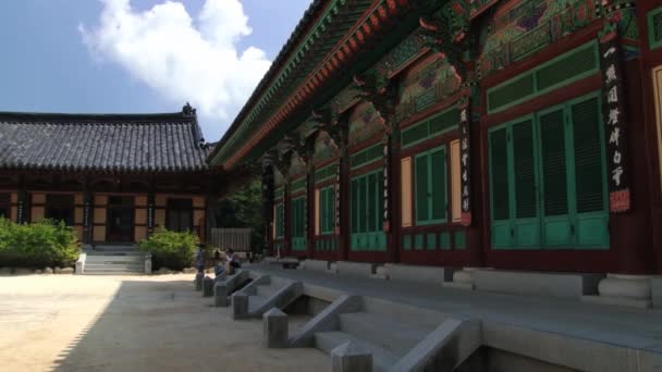 Turistas visitam o templo Haeinsa em Haeinsa, Coréia . — Vídeo de Stock