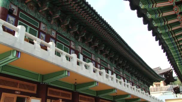 朝圣者在海印寺，韩国的一家旅馆的院子里散步的人. — 图库视频影像