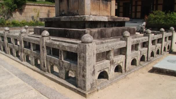 Extérieur de la colonne de pierre dans le bâtiment du temple Haeinsa à Haeinsa, Corée . — Video