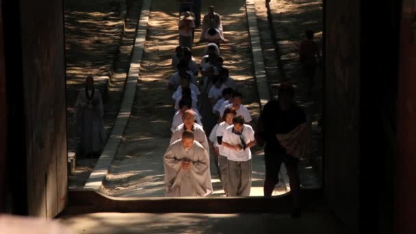 Pilgrimer närma Haeinsa buddhistiska tempel i Haeinsa, Korea. — Stockvideo