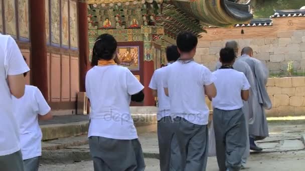 Pelgrims aanpak Moenjodaro boeddhistische tempel in Kerak, Zuid-Korea. — Stockvideo