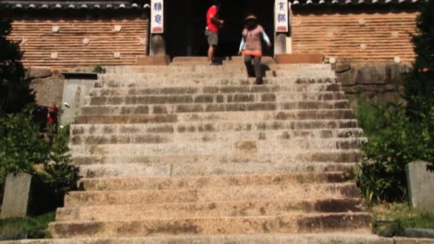 Menschen besuchen den buddhistischen Tempel in haeinsa, Korea. — Stockvideo