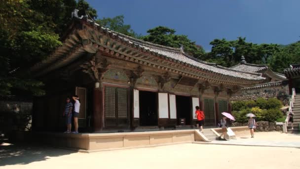 Люди посещают храм Булгукса в Кёнджу, Корея — стоковое видео