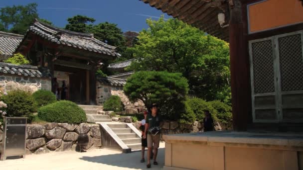 Menschen besuchen den bulguksa-Tempel in gueongju, Korea. — Stockvideo