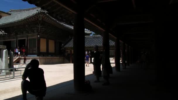 Toeristen bezoeken Dabotap stenen pagode in de tempel van Bulguksa in Gyeongju, Zuid-Korea. — Stockvideo