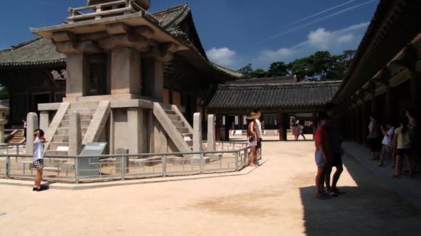 Τουρίστες επισκέπτονται Dabotap πέτρινο παγόδα στον το ναό του Bulguksa στο Gyeongju, Κορέα. — Αρχείο Βίντεο