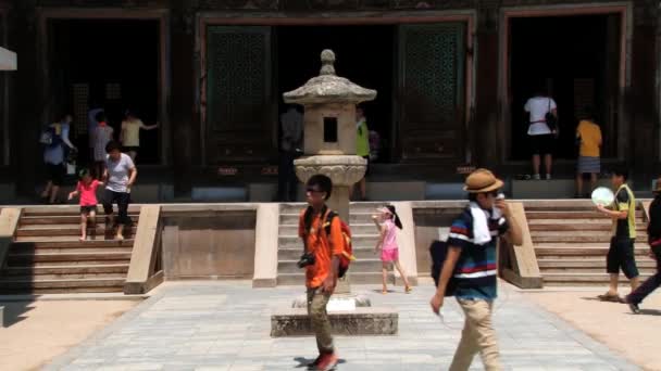 Turister besöker Dabotap sten pagoden i templet av rekonstruktion i Gyeongju, Sydkorea. — Stockvideo