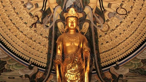 Exteriér socha Buddhy a barevné dekorace pavilonu Kwan Um v Bulguksa chrámu v Gueongju, v Koreji. — Stock video