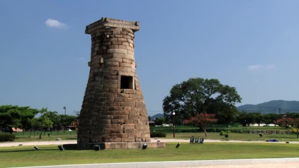 Dış Gyeongju, Kore'de bina Cheomseongdae Gözlemevi. — Stok video