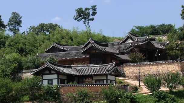 Vue sur les bâtiments historiques du village de Yangdong à Gyeongju, Corée . — Video