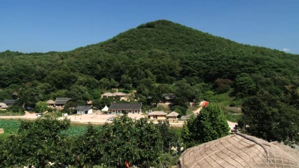 Θέα προς τα ιστορικά κτήρια του Yangdong χωριού Gyeongju, Κορέα. — Αρχείο Βίντεο