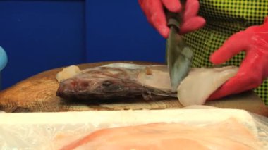 Kadın yapar balık fileto balık Market Busan, Kore.