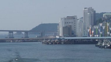 Busan, Kore balıkçı limanı ve şehir görüntülemek.