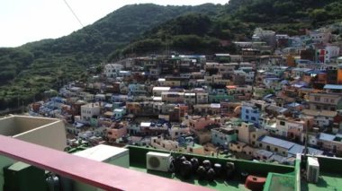 Busan, Kore Gamcheon kültür köyde binaların boyalı renkli için görüntüleyin.