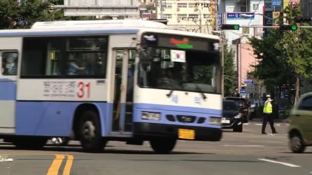 Автомобили проходят по улице города в Пусане, Корея . — стоковое видео