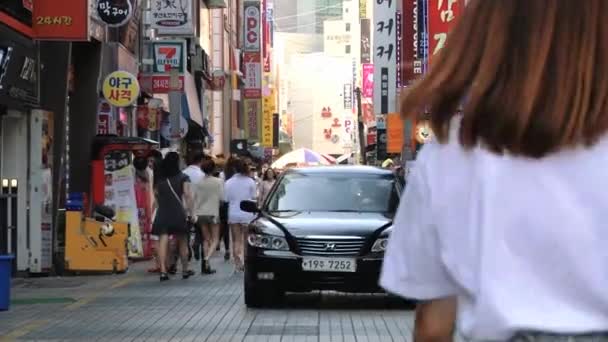 Люди ходити по вулиці в центрі міста Пусан, Корея. — стокове відео