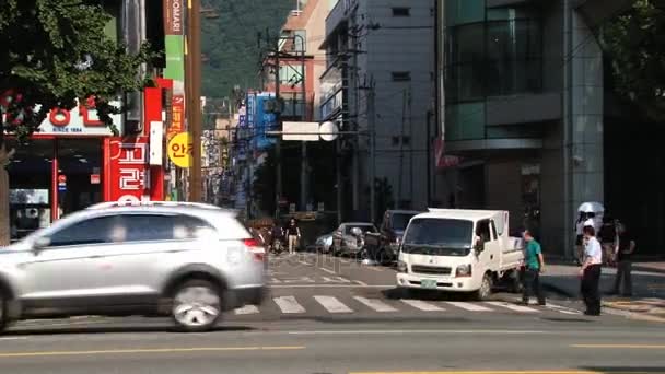 Люди ходят по улице в центре Пусана, Корея . — стоковое видео