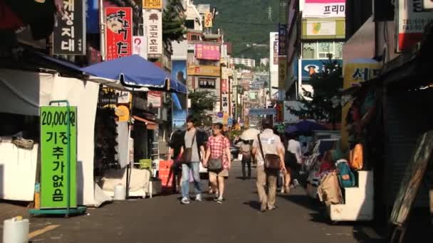 La gente camina por la calle en el centro de Busan, Corea . — Vídeos de Stock