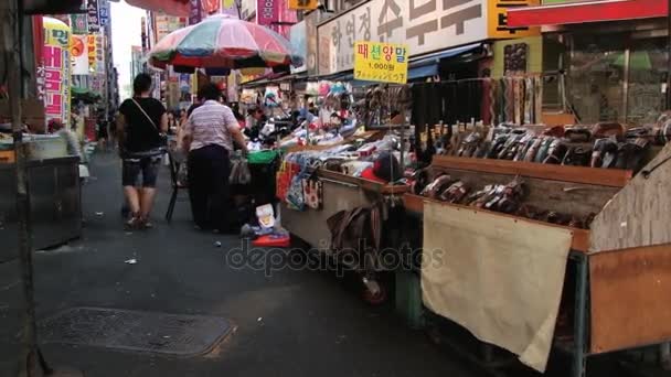 Mensen lopen door de markt straat in het centrum van Busan, Zuid-Korea. — Stockvideo