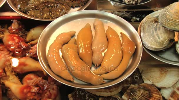 Fruits de mer frais dans l'eau au marché aux poissons de Busan, Corée . — Video