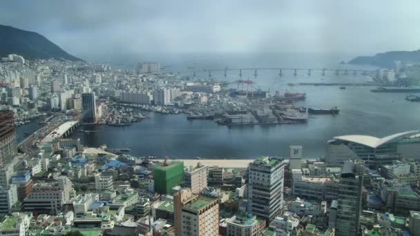 Θέα προς την πόλη και τη θάλασσα λιμάνι στο Μπουσάν, Κορέα. — Αρχείο Βίντεο