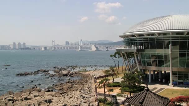 Exteriér budovy Apec na Dongbaekseom ostrov s moderní most v pozadí v Busan, Korea. 