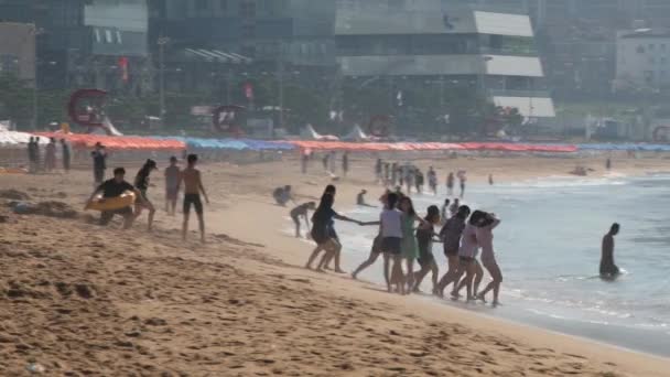 Personer koppla av på stranden Haeundae i Busan, Korea. — Stockvideo