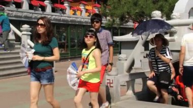 Ppeople ziyaret edin Haedong Yonggung Budist tapınağı Busan, Kore.