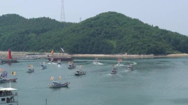 Tekne Tongyeong, Kore'de Hansan festival sırasında limandan yola.