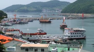 Yinelemelerle Tongyeong, Kore kaplumbağa gemilerin limana görüntülemek.
