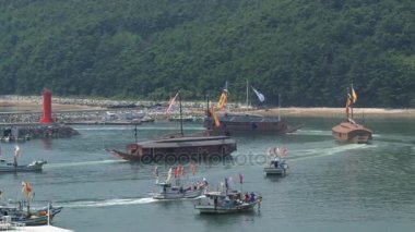 Korece kaplumbağa savaş gemileri kopyaları Tongyeong, Kore'de Hansan festival sırasında limandan yola.