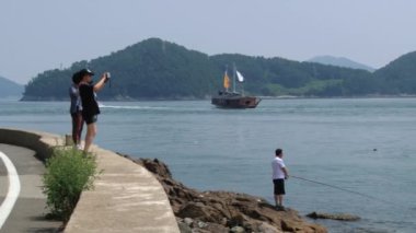 eople deniz Tongyeong, Kore'de Hansan festival tarafından savaş gemileri yelken Korece kaplumbağa kopyaları Fotoğraflar yapmak.