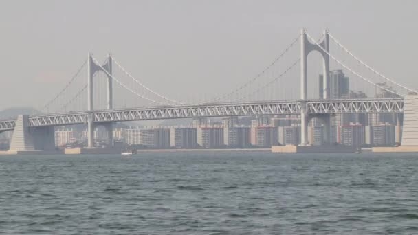 Met het oog op de Gwangan-brug in Busan, Zuid-Korea. — Stockvideo