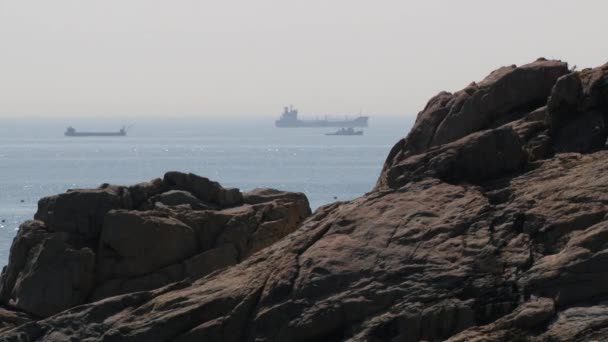 Vue sur la falaise et la mer avec des navires passant à l'horizon à Busan, en Corée .