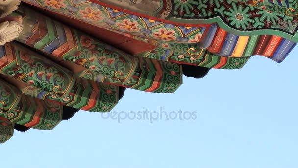 Exteriör detalj av färgglada målade taket på paviljongen på Haedong Yonggung buddhistiska tempel i Busan, Korea. — Stockvideo