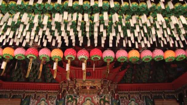พระภิกษุสงฆ์อธิษฐานที่วัดพุทธเฮดงยงกุงในปูซาน ประเทศเกาหลี . — วีดีโอสต็อก