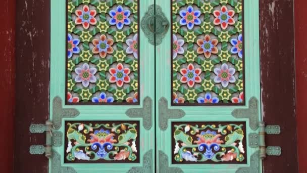 Εξωτερικές λεπτομέρειες του παραθύρου πολύχρωμα ζωγραφισμένα από το περίπτερο στο Haedong Yonggung βουδιστικό ναό στο Μπουσάν, Κορέα. — Αρχείο Βίντεο