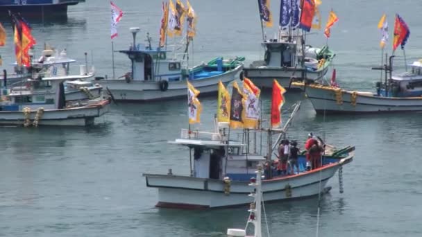 Лодки отправляются из гавани во время фестиваля Хансан в Тонъёне, Корея . — стоковое видео