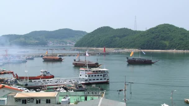 Vista para o porto com réplicas dos navios Tartaruga em Tongyeong, Coréia . — Vídeo de Stock