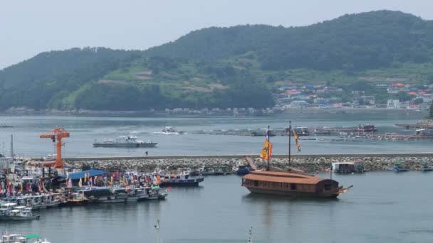 Vista para o porto com réplicas dos navios Tartaruga em Tongyeong, Coréia . — Vídeo de Stock