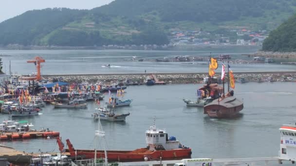 Bateaux au départ du port pendant le festival Hansan à Tongyeong, Corée . — Video