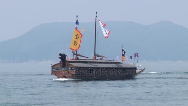 Réplica do navio de guerra Turtle coreano navega pelo mar Hansan festival em Tongyeong, Coréia . — Vídeo de Stock