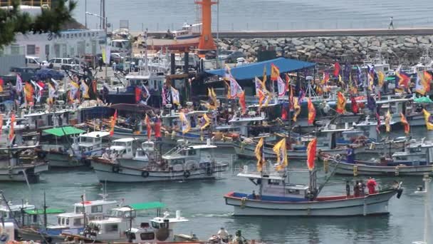 Hajók indulnak a kikötő Hansan a fesztivál Tongyeong, Korea. — Stock videók