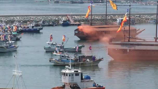 Vista para o porto com réplicas dos navios de guerra Turtle durante o festival Hansan em Tongyeong, Coréia . — Vídeo de Stock