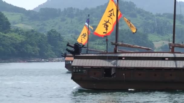 Repliche della nave da guerra della tartaruga coreana navigano in riva al mare Hansan festival a Tongyeong, Corea . — Video Stock