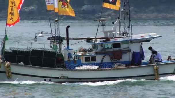 La gente monta barco pescador por el puerto durante el festival de Hansan en el fondo en Tongyeong, Corea . — Vídeo de stock