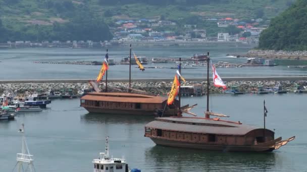 Pohled do přístavu s repliky lodí želva v Tongyeong, Korea. — Stock video