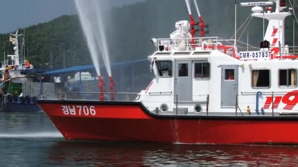 Vue sur le bateau à feu dans le port de Tongyeong pendant le festival Hansan à Tongyeong, Corée . — Video